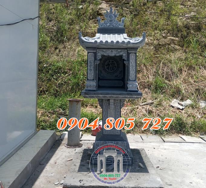 Mẫu miếu đá xanh đen thờ thần rừng thần linh có mái tại Tuyên Quang