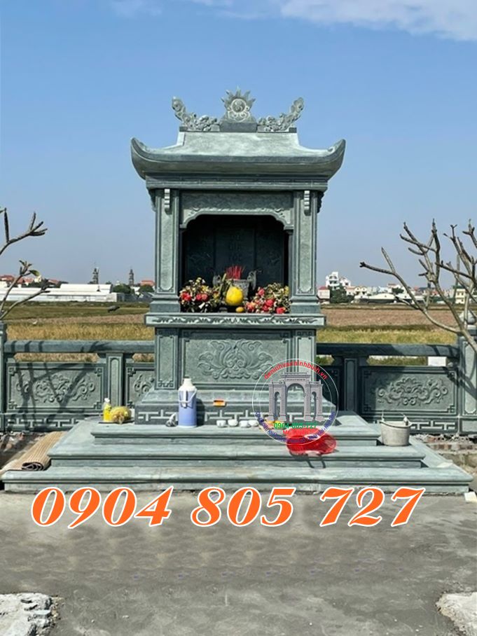Mẫu miếu đá xanh rêu thờ thần rừng thần linh có mái tại Tuyên Quang