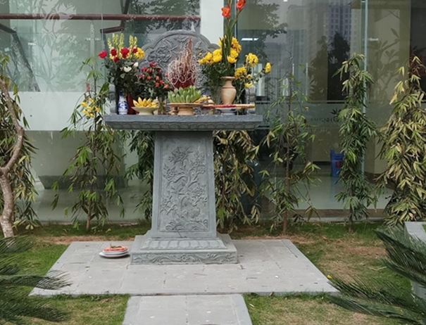 Mẫu miếu đá xanh rêu thờ thần rừng thần linh không mái tại Tuyên Quang