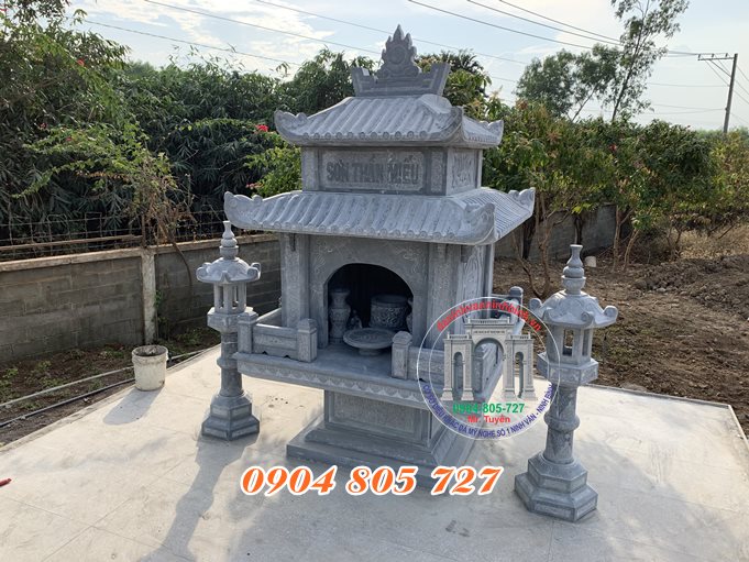 Am thờ thần bằng đá kết hợp với đèn đá ở Cao Bằng