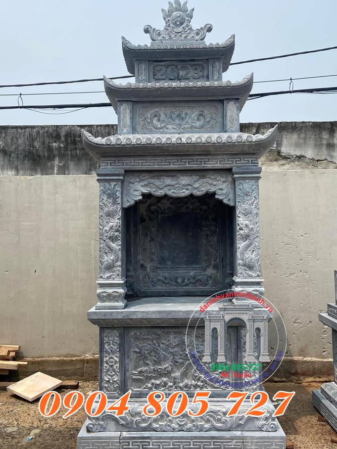 Cây hương miếu đá ba mái thờ ngoài trời ở Lai Châu