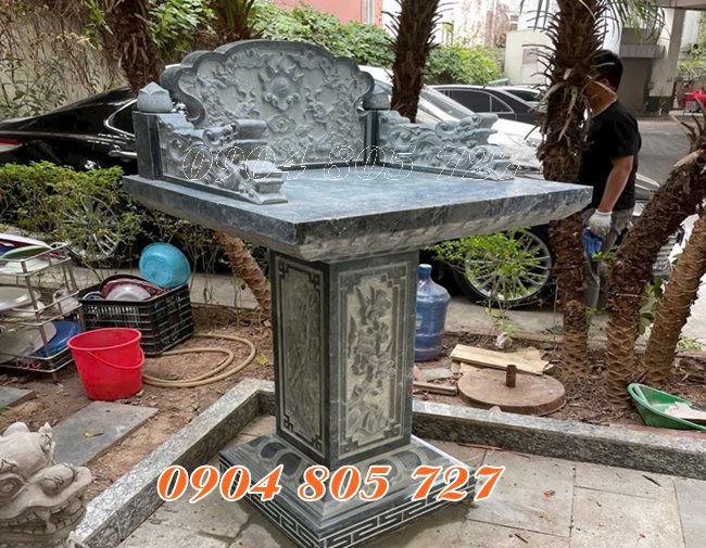 Cây hương miếu đá xanh rêu không mái thờ thiên ở Lai Châu