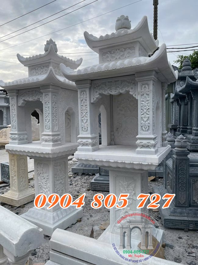 Cây hương miếu hai mái thờ thiên ngoài trời bằng đá trắng ở Lai Châu