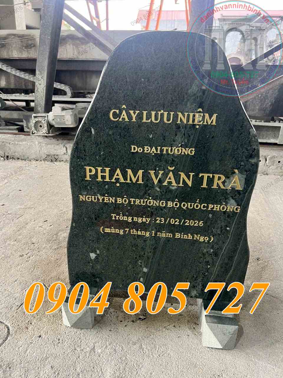 Bia lưu niệm trồng cây